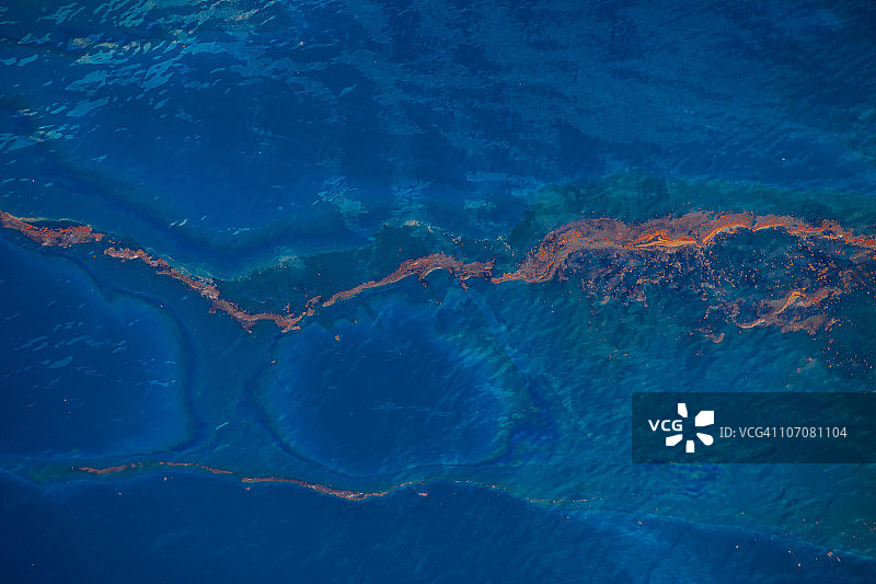 墨西哥湾海面上的深褐色浮油图片素材