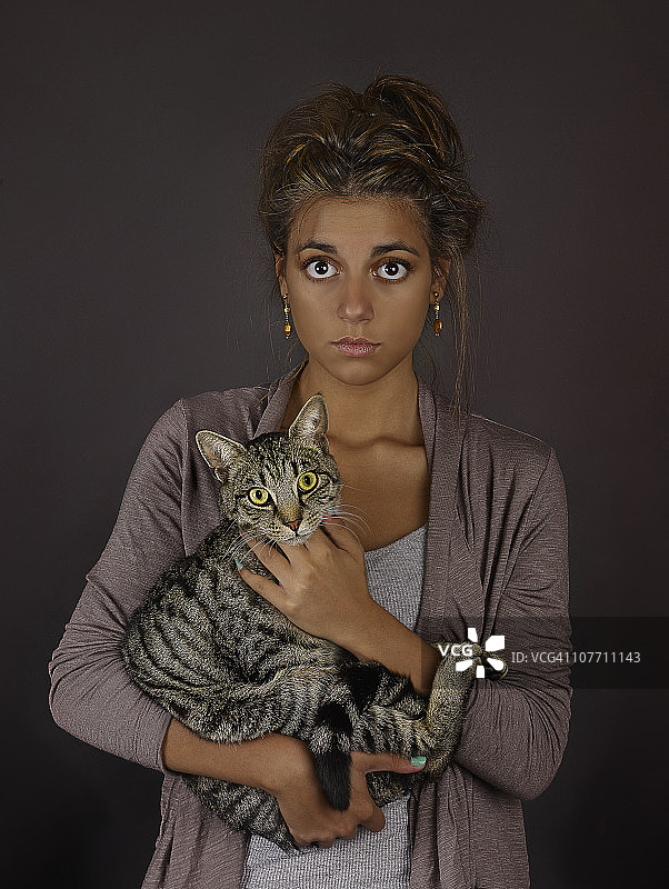 女孩抱着猫图片素材