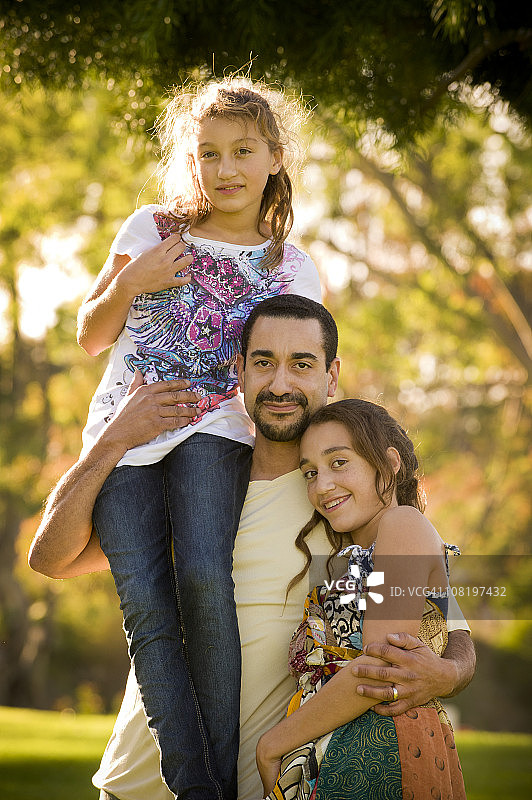 肖像，父亲和两个女儿图片素材