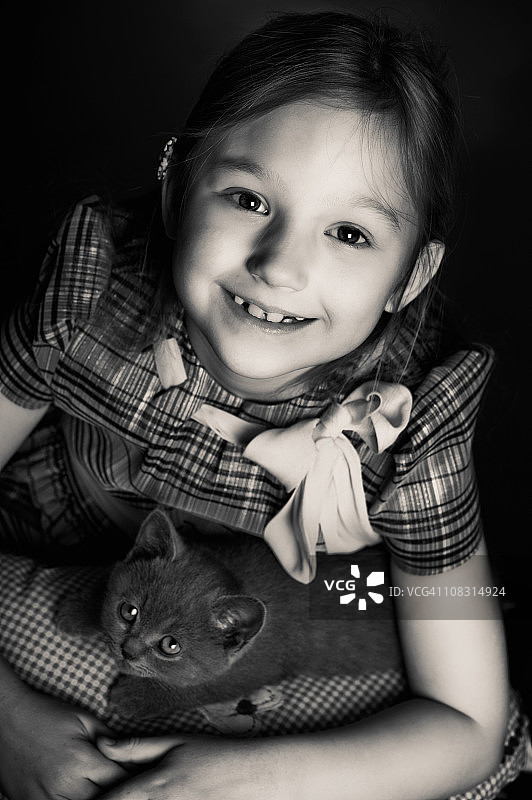 小女孩和小猫图片素材