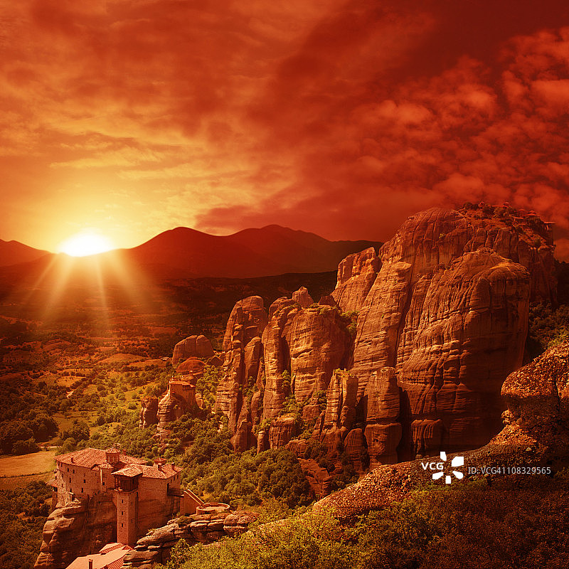 夕阳中的红色岩石景观图片素材