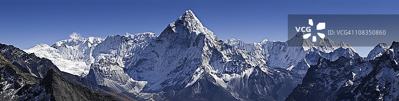 戏剧性的山峰，尖峰，雪峰，高海拔的山全景喜马拉雅山图片素材
