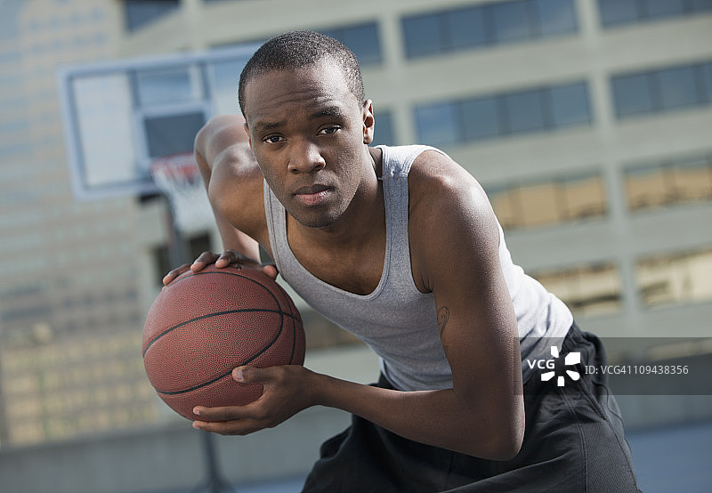 美国犹他州盐湖城，篮球运动员抱着篮球图片素材