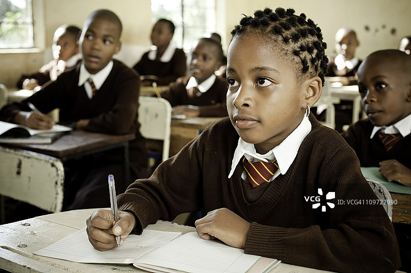 非洲学校的孩子在教室里图片素材