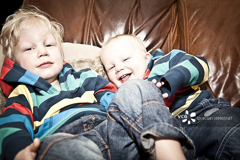 两兄弟躺在沙发上图片素材