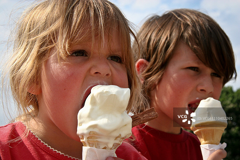 吃冰淇淋的孩子图片素材