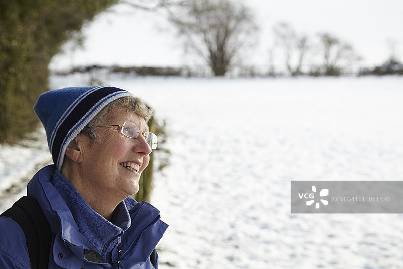 雪地里快乐的退休妇女图片素材
