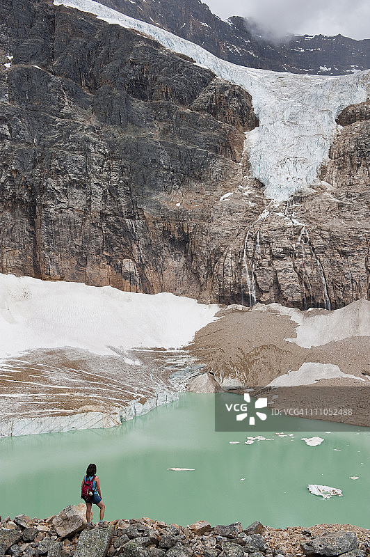 西班牙妇女徒步听到冰川湖图片素材