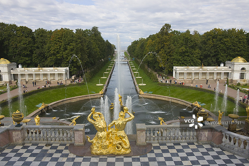 彼得罗夫斯特宫的大瀑布图片素材