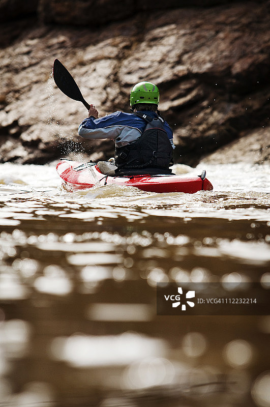 在亚利桑那州的盐河上，一名中年男子划着他的皮划艇。图片素材