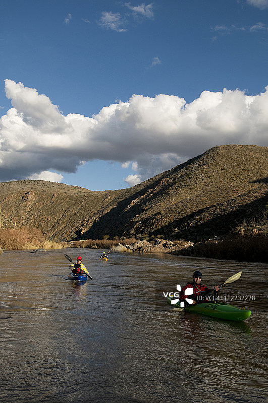 在亚利桑那州的盐河上，皮划艇在白水漂流之旅中划向下游。图片素材