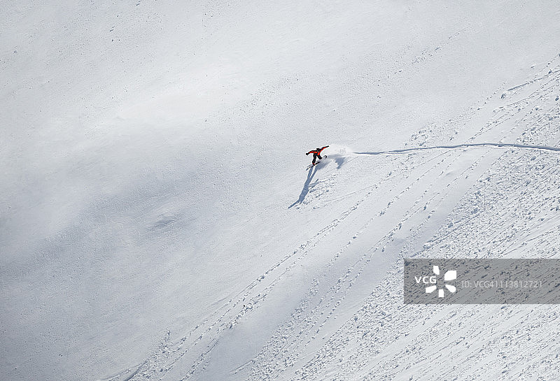男子单板滑雪在班斯科山图片素材
