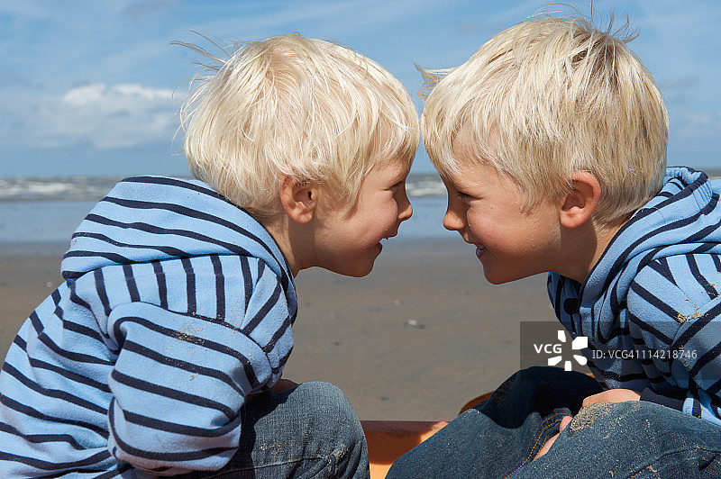 两个年轻快乐的兄弟在海滩上图片素材