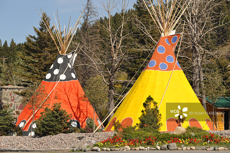 美国冰川国家公园的橙色和黄色帐篷住宿图片素材