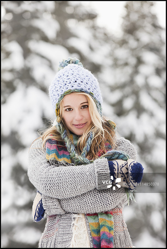 美国犹他州盐湖城，年轻女子身着冬装的肖像图片素材