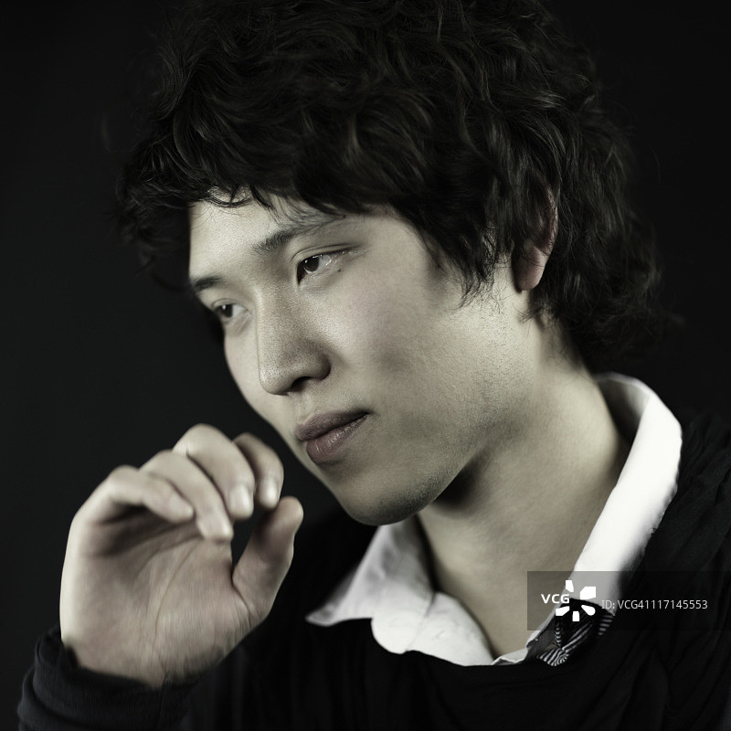 年轻的韩国男子的肖像图片素材