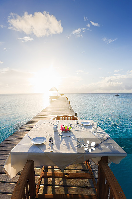 日落豪华旅游度假区的餐桌图片素材