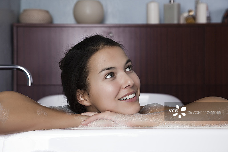女人在沐浴中放松，肖像图片素材