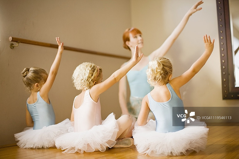 女孩们在芭蕾舞课上摆姿势图片素材
