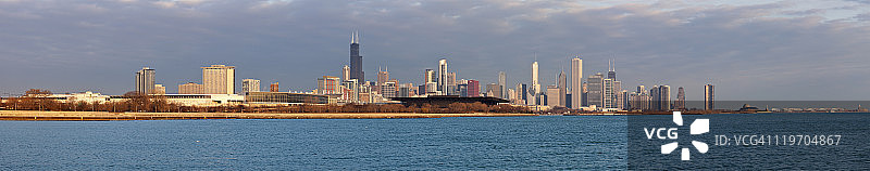 美国，伊利诺伊州，芝加哥，密歇根湖上空的城市天际线图片素材