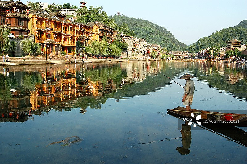 中国渔民在河上划船图片素材