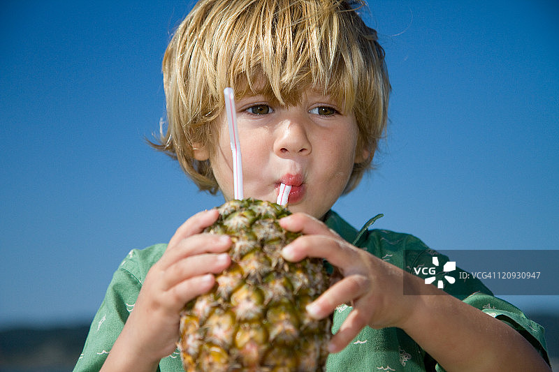 男孩喝菠萝果汁图片素材