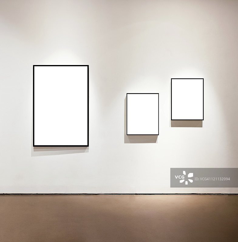 画廊墙上的空白画框图片素材