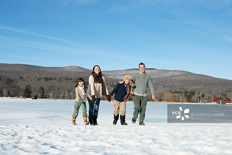 一家人在雪中散步图片素材