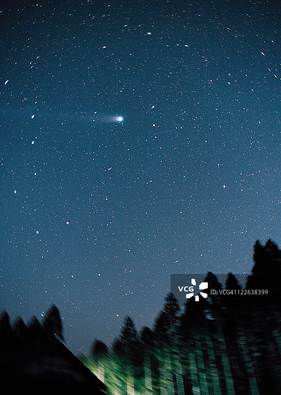 百武彗星和北斗七星图片素材