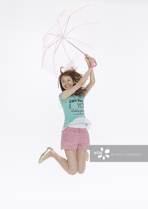 年轻女子撑伞图片素材