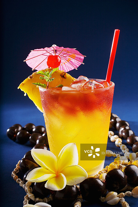 一杯配有菠萝和樱桃的迈泰鸡尾酒。图片素材