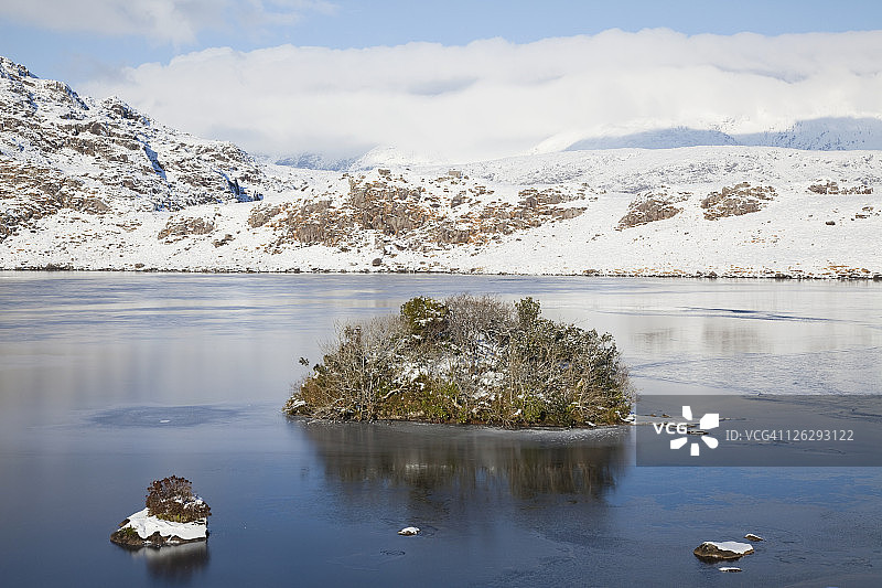在基拉尼国家公园的barfinnihy湖的雪岸图片素材