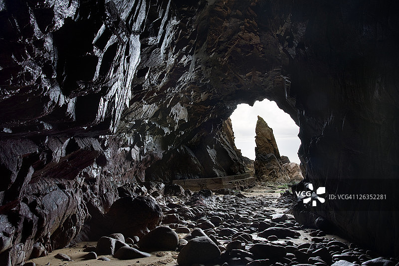 在泽西岛北岸的Plemont的一个洞穴内观看。图片素材