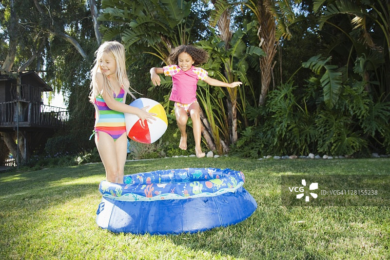5-6个女孩在后院的游泳池里玩图片素材