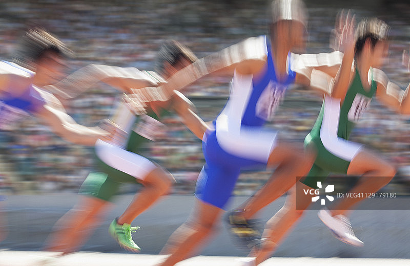 四名运动员跑步的模糊动作图片素材
