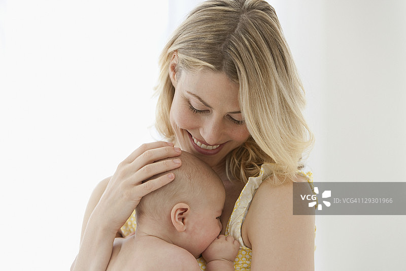 白人母亲拥抱男婴图片素材