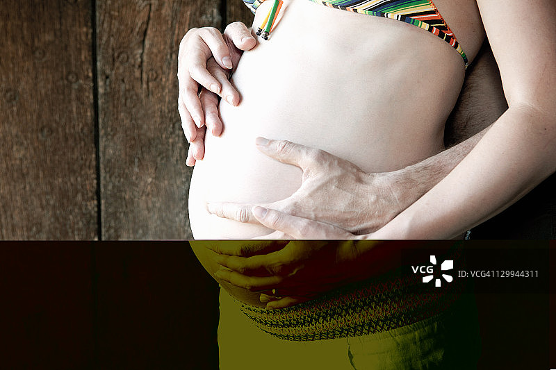 夫妻抱着孕妇的肚子图片素材