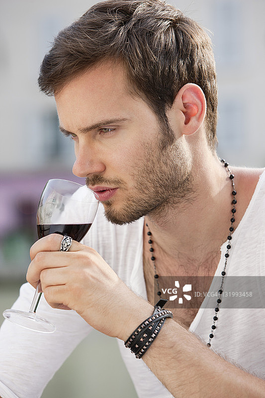 一个男人喝红酒的特写，巴黎，法兰西岛，法国图片素材