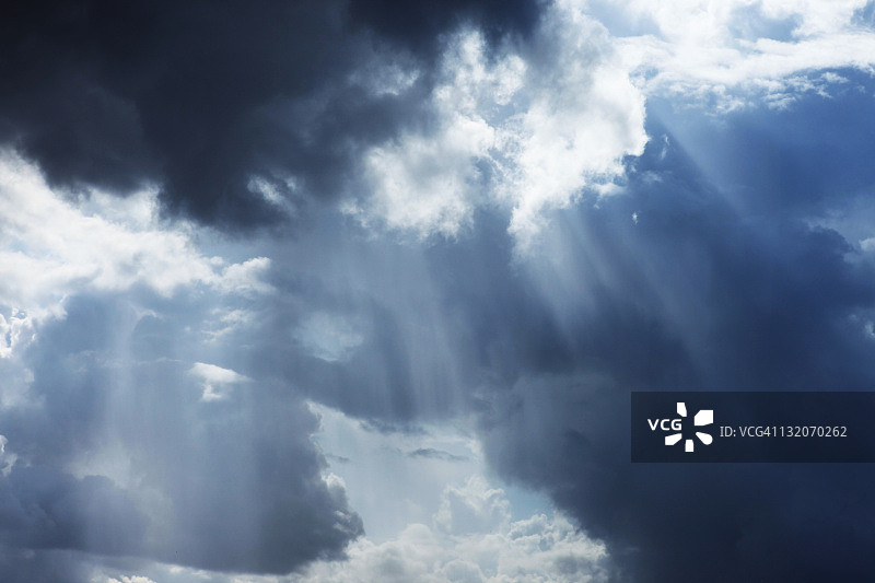 暴风雨云图与阳光在一个戏剧性的天空图片素材