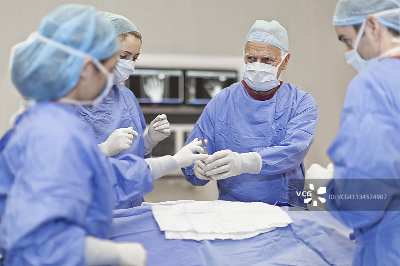 手术小组正在准备手术图片素材