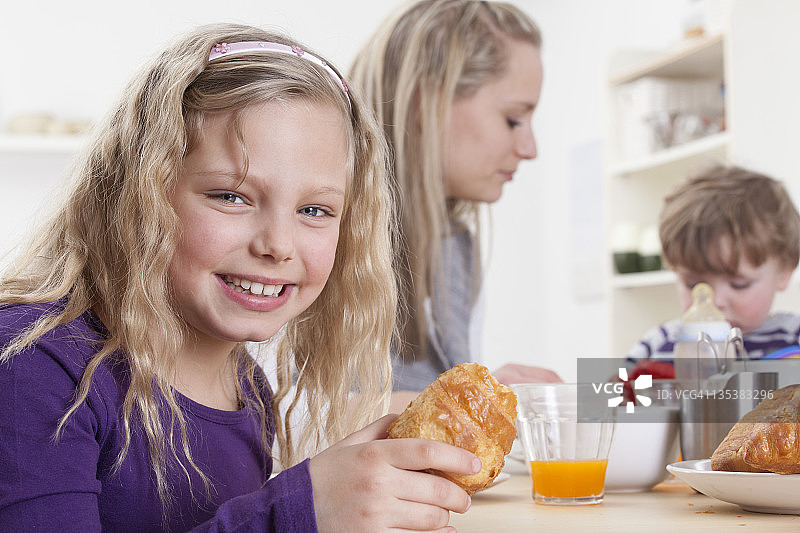 德国，巴伐利亚，慕尼黑，母亲，女儿和儿子吃早餐图片素材
