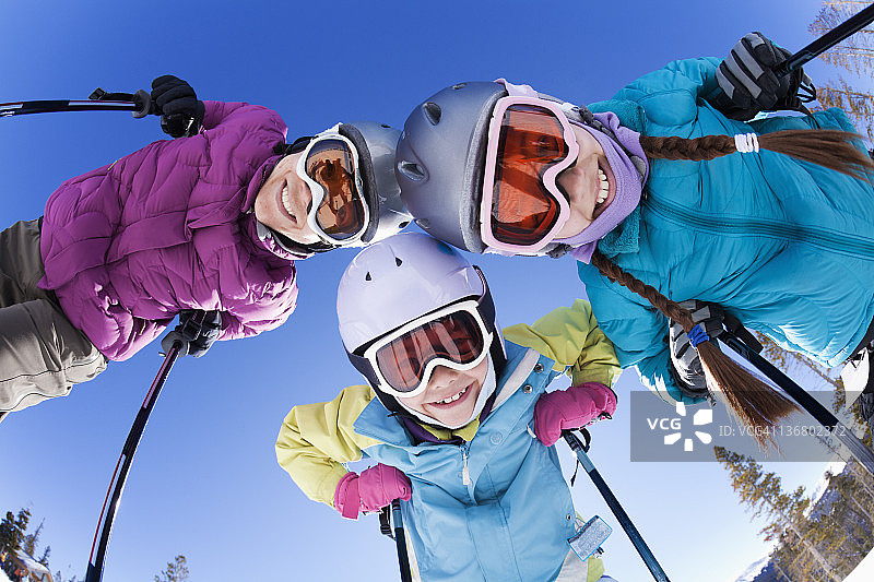 一家人一起滑雪图片素材