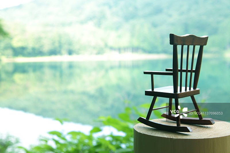湖边的木制迷你椅子图片素材
