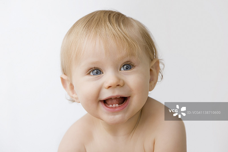 微笑的白人男婴图片素材