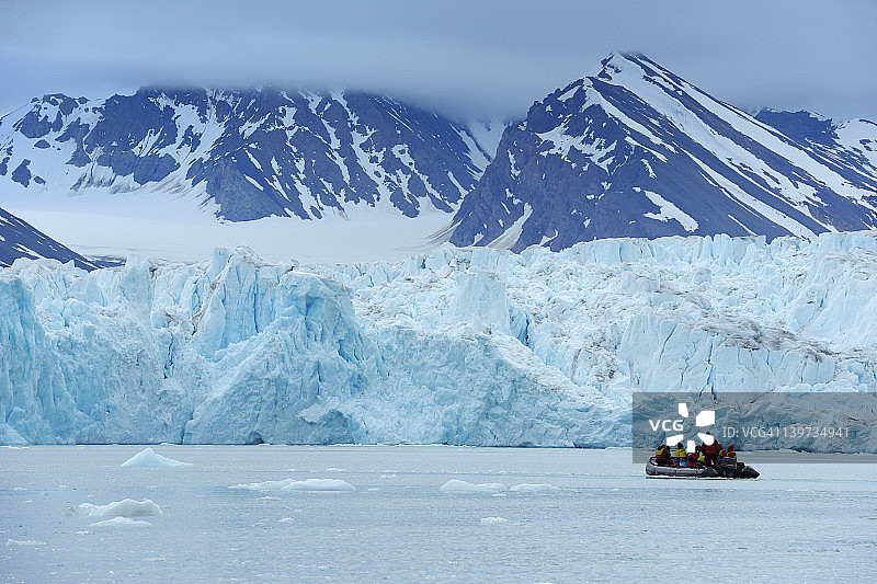 冰川与北极游客图片素材