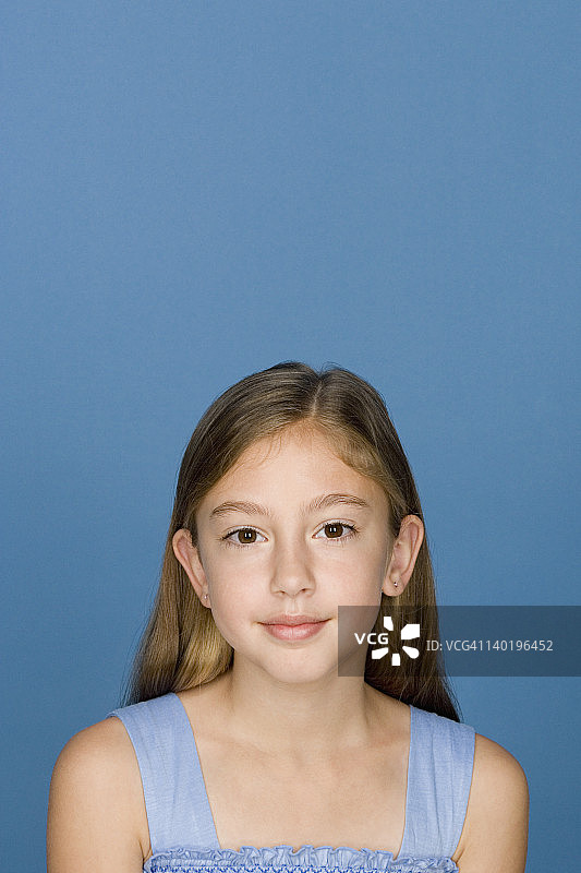 快乐女孩的肖像(8-9)蓝背景图片素材