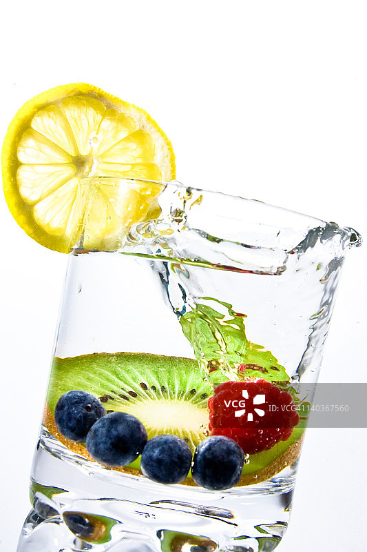 水果在水的玻璃图片素材