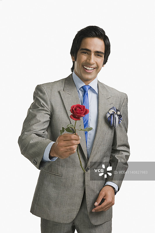 一个商人献上红玫瑰的肖像图片素材