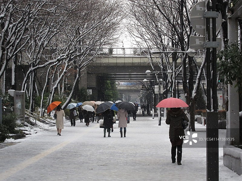 人们在东京的雪中行走图片素材