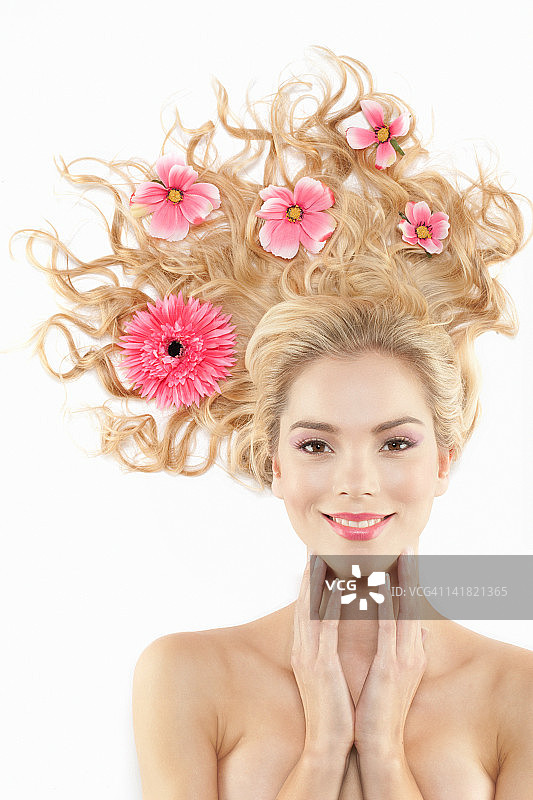 头发上插着花的年轻女子图片素材